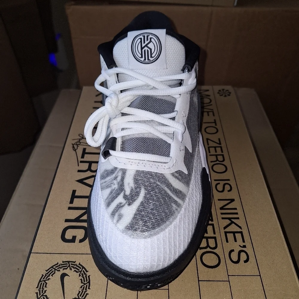Nike Kyrie 8 GO (GS) White/White-Black new with the box In A 6.5Y.
